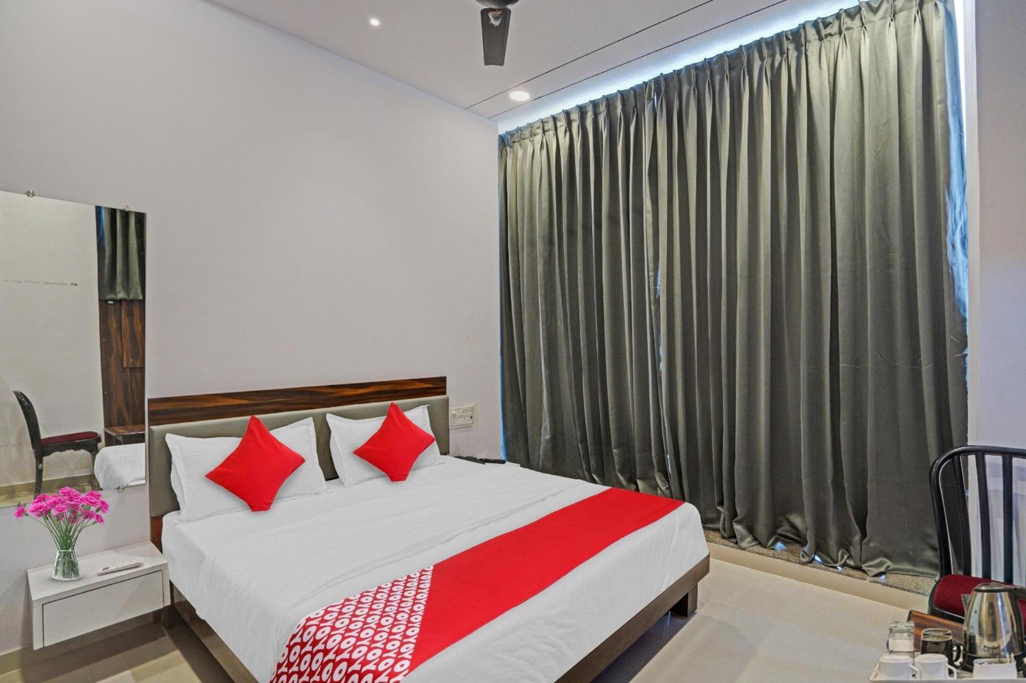 Hotel O Sky View Surat Exterior foto