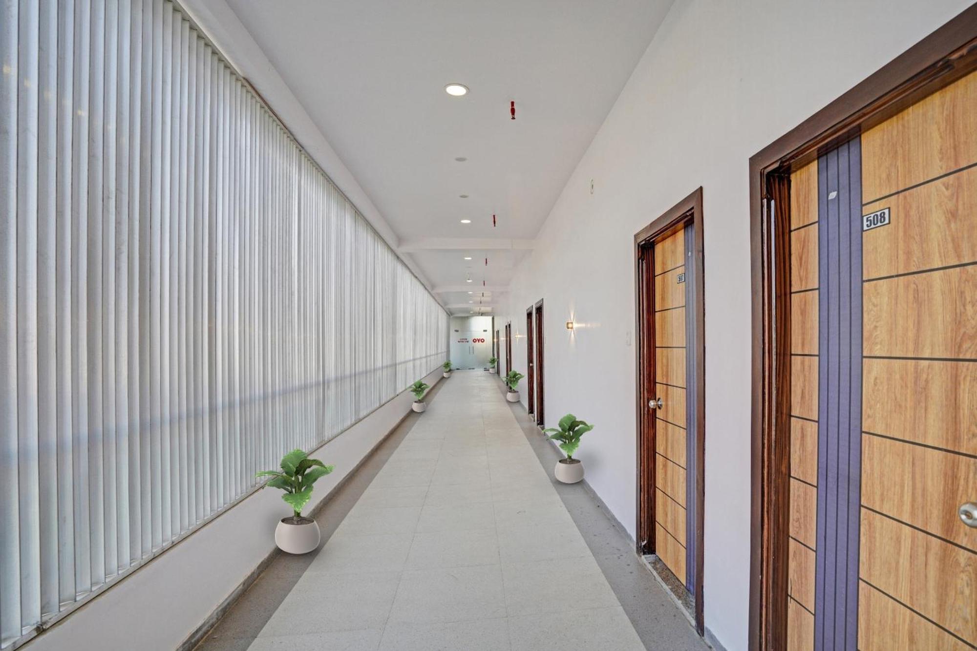 Hotel O Sky View Surat Exterior foto