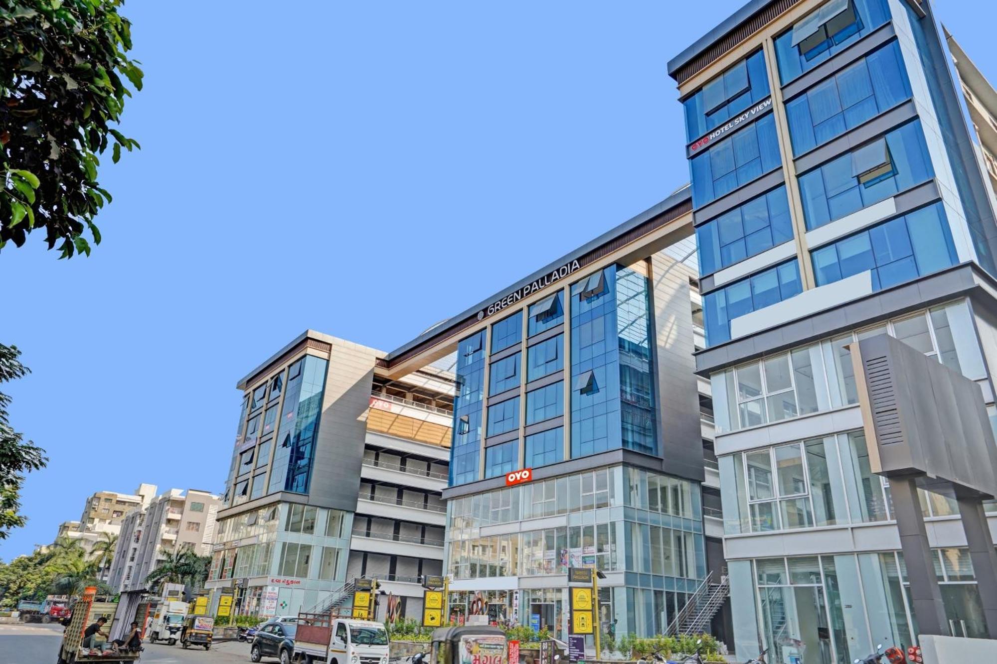 Hotel O Sky View Surat Exterior foto