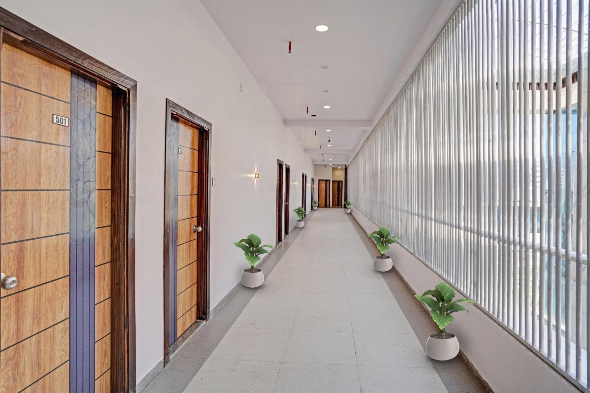 Hotel O Sky View Surat Exterior foto